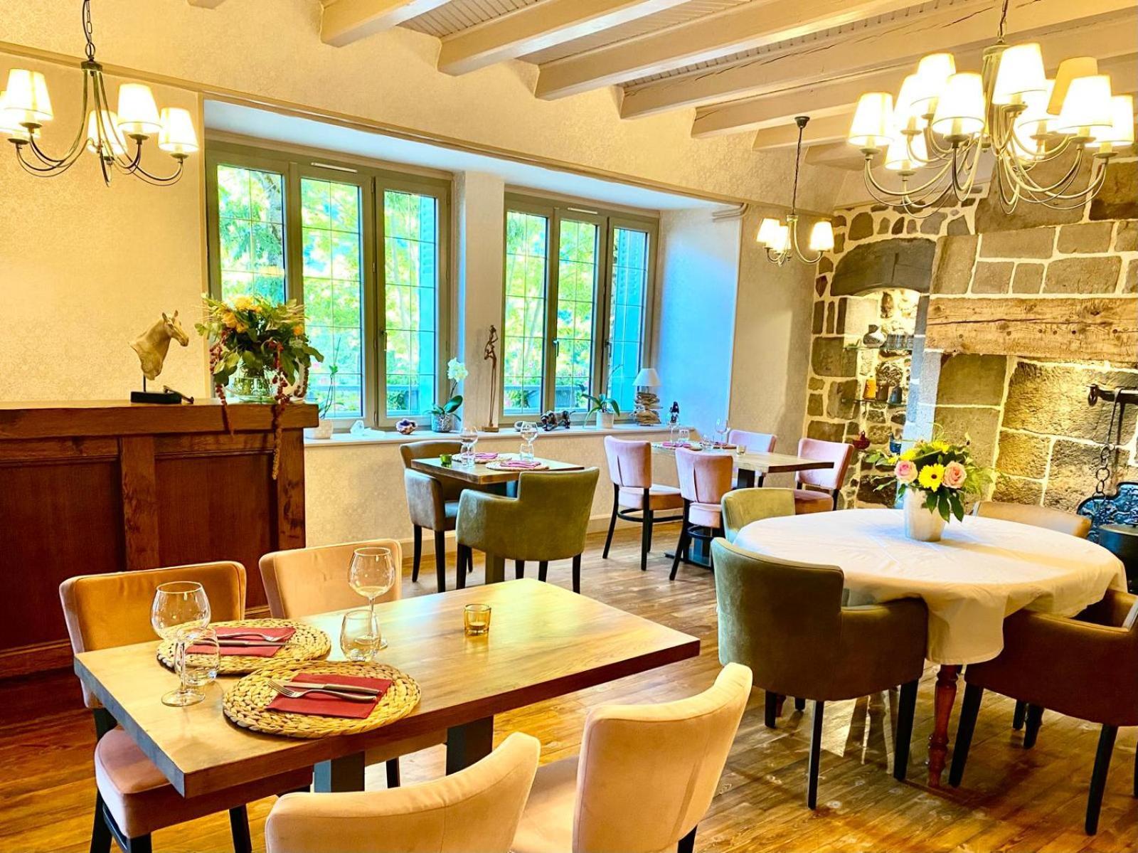 מורה Hotel Restaurant Du Plomb Du Cantal מראה חיצוני תמונה